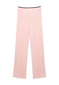 Jasnoróżowe szerokie spodnie wykonane z miękkiego materiału, z wygodnym czarnym elastycznym paskiem w talii i bez widocznych wzorów czy ozdób.