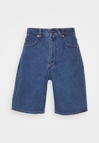 Short en jean bleu foncé avec une taille haute, cinq poches et des détails couturés. Le tissu a une texture lisse et une coupe classique.