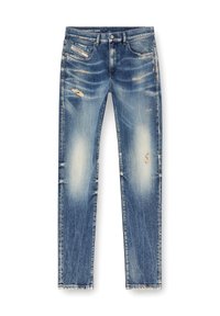 Jean en denim bleu clair, usé avec des zones décolorées, bords effilochés et motifs d'usure visibles. Comprend cinq poches et une fermeture éclair.