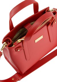 Rode lederen handtas met dubbele handgrepen, gouden hardware, een ritsvak en een gestructureerde afwerking. Voorzien van een verstelbare schouderriem.