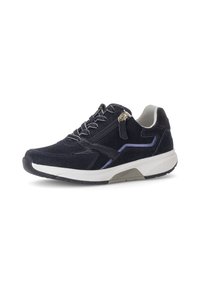 Baskets en daim bleu marine avec une tige texturée, des accents bleu clair contrastants et une semelle en caoutchouc. Équipées de lacets et d'une fermeture éclair sur le côté.
