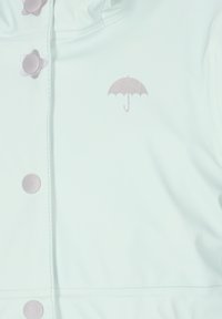 Ljusblå regnjacka med en glansig yta, försedd med en liten rosa paraplydesign och stjärnformade knappar i matchande färg.
