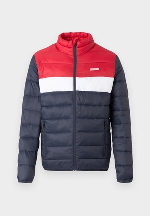 Giacca imbottita con una parte superiore rossa, striscia centrale bianca e una parte inferiore blu navy. Chiusura frontale con zip, colletto alto e tasche laterali.