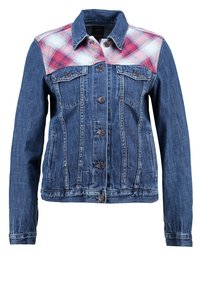 Veste en denim avec devant à boutons, poches poitrine, et tissu à carreaux rouge et blanc sur les épaules et le col.