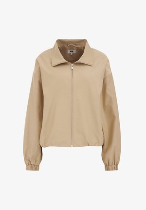 Beżowa kurtka zapinana na zamek z kołnierzem stojącym, elastycznymi mankietami i skróconym krojem, wykonana z gładkiego materiału.