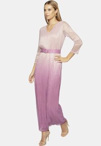 Sukienka maxi Lurex z dekoltem w kształcie litery V i rękawami o długości trzech ćwiartek. Charakteryzuje się gradientem od jasnego różu do głębokiego fioletu, zwężana pasującym paskiem.