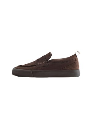 Ciemnobrązowy sneaker typu slip-on z zamszową cholewką, grubą gumową podeszwą i przeszywanym ozdobnym paskiem na górze, pokazany z boku na białym tle.