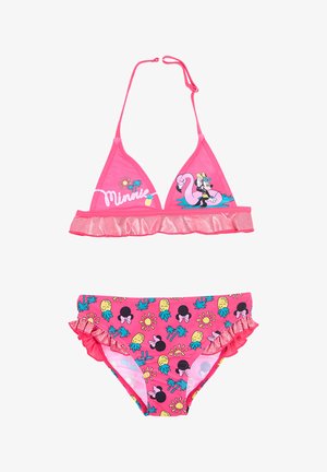 Conjunto de bikini rosa que incluye un top triangular con bordes ondulados, estampado gráfico y un fondo a juego con volantes, decorado con patrones de piñas y soles.