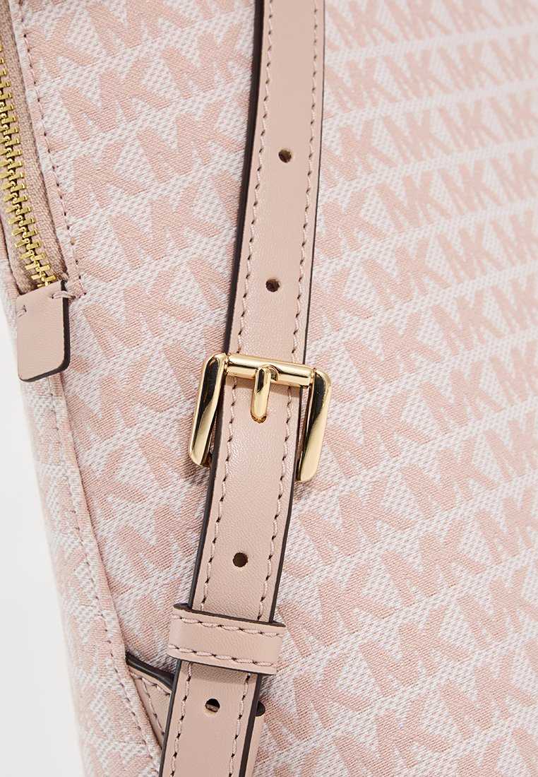 Roze handtas met een patroon, voorzien van een beige monogramdesign, een gouden rits en een verstelbare schouderband met een gouden gesp.