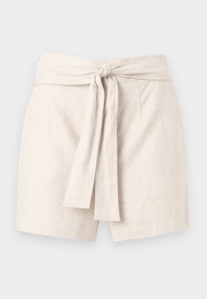Beige linnen shorts met een hoge taille, voorzien van een brede ceintuur die in een strik wordt gebonden en subtiele plooien aan de voorkant, afgebeeld tegen een effen achtergrond.