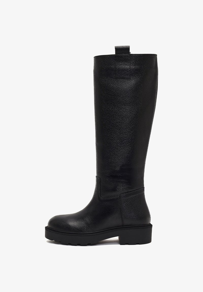 Hoher schwarzer Lederstiefel mit strukturierter Oberfläche, runder Zehenpartie, dicker Sohle und Zuglasche oben, seitlich auf weißem Hintergrund dargestellt.