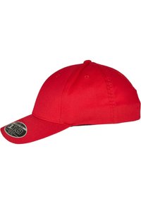 Rød baseballkasket lavet af stof med en buet skygge, udstyret med seks ventilationshuller og en sort underside på skyggen. Størrelsesmærkat vedhæftet.