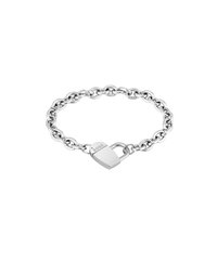 Ασημένια βραχιόλι αλυσίδας με στρογγυλούς συνδέσμους και κούμπωμα σε σχήμα καρδιάς με χάραξη, λεία υφή και ανακλαστική επιφάνεια.