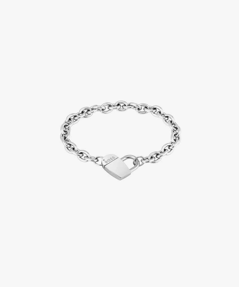Ασημένια βραχιόλι αλυσίδας με στρογγυλούς συνδέσμους και κούμπωμα σε σχήμα καρδιάς με χάραξη, λεία υφή και ανακλαστική επιφάνεια.
