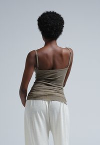 Seamless Basic SPAGHETTI - Top - tea leaf