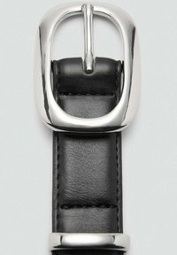 Črni usnjen pas s poliranim srebrnim pravokotnim zaponkom, z gladko teksturo in izrazitim šivom.