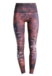 High-rise legging in zwart en rood met een spetterpatroon. Voorzien van witte en blauwe geometrische ontwerpen langs de zijkanten. Zachte textuur.