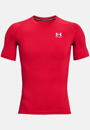 Maglietta atletica rossa a maniche corte realizzata in tessuto liscio ed elastico. Presenta un design aderente e un logo stampato sul petto.