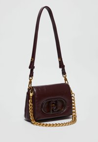 Borsa in pelle borgogna con tracolla a catena dorata, caratterizzata da un logo prominente sulla parte anteriore e una superficie liscia.