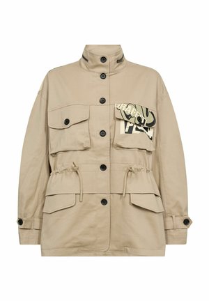 Béžová užitková bunda s vysokým límcem, černými knoflíky, několika předními kapsami a nastavitelným šňůrkovým pasem. Má grafický detail na kapse.