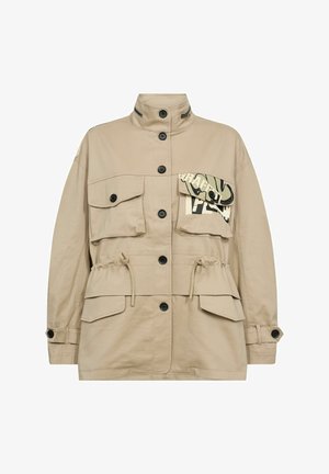 Beige Utility-Jacke mit hohem Kragen, schwarzen Knöpfen, mehreren Vordertaschen und verstellbarem Kordelzug in der Taille. Mit grafischem Taschen-Detail.