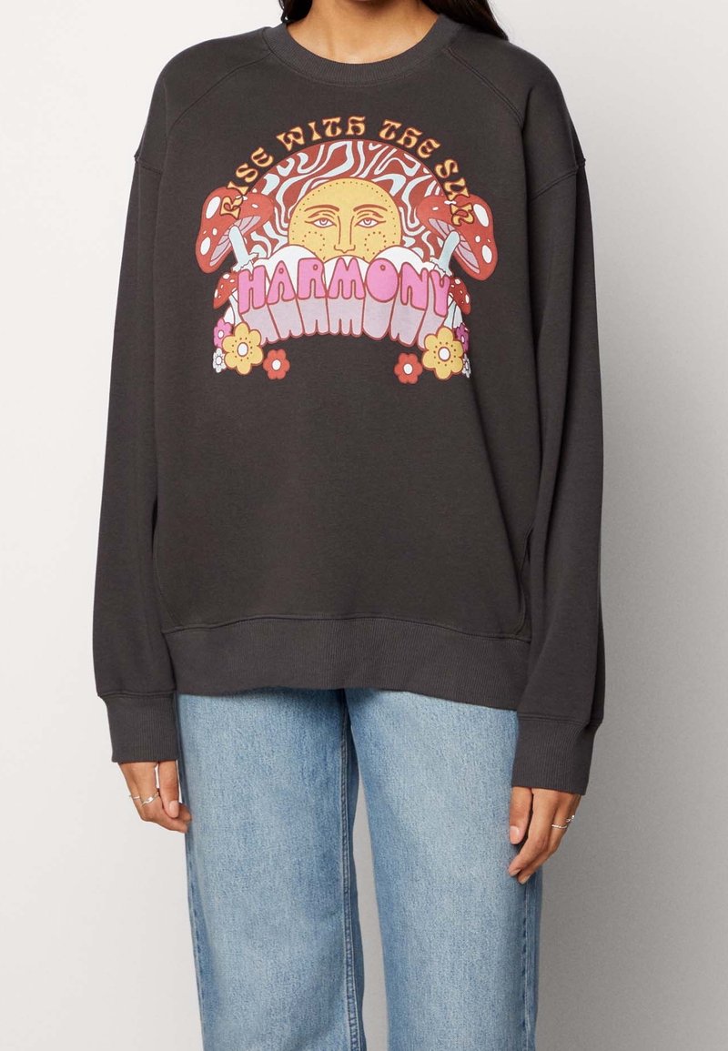 Tmavě šedá mikina s kulatým výstřihem, zdobená grafickým motivem slunce, hub a květin v živých barvách, s žebrovanými manžetami.