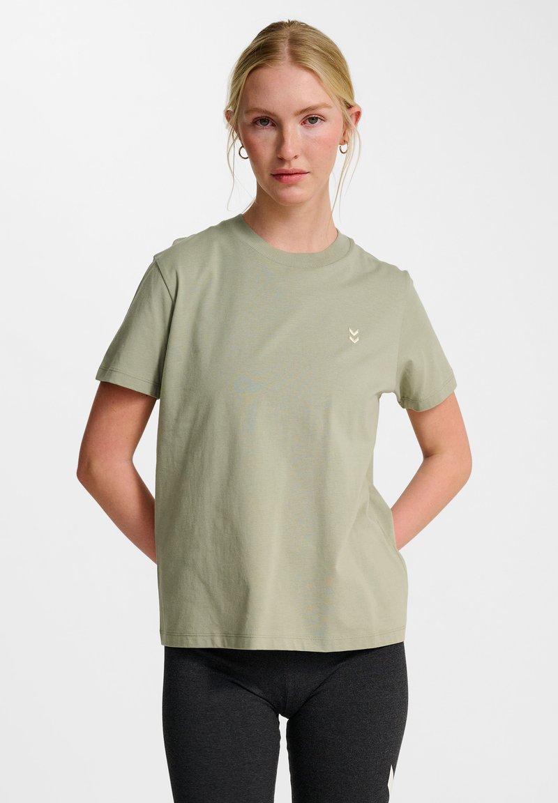 Ljus olivgrön bomullst-shirt, rundhalsad, kortärmad, med en liten guld grafisk detalj på bröstet och en avslappnad passform.