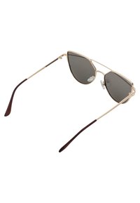 Ochelari de soare aviator cu ton de aur, lentile gri închis, ramă metalică și vârfuri din plastic maro. Include pad-uri pentru nas ajustabile.