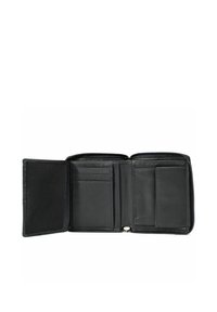 Cartera de cuero negro con cierre de cremallera, que cuenta con múltiples ranuras para tarjetas y compartimentos. Textura suave con detalles sutiles de costura.