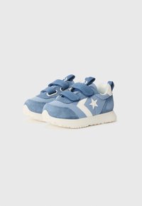 Baskets en daim bleu avec des accents blancs, deux sangles velcro et un logo en forme d'étoile sur le côté. Semelle rembourrée, bout arrondi et design léger.