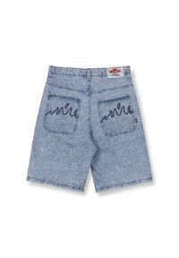 Pantalones cortos de mezclilla azul con un patrón texturizado en forma de ola. La parte trasera presenta dos bolsillos y bordados, finalizados con una etiqueta de la marca en la cintura.