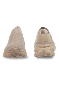 Beige Strick-Sneaker mit einer strukturierten Oberseite, einem Slip-On-Design, gepolsterter Sohle und Gummilaufsohle mit geometrischem Muster.