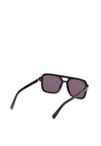 Lunettes de soleil rectangulaires noires avec des verres violet foncé et un double pont, vues de l'arrière côté droit sur fond blanc.