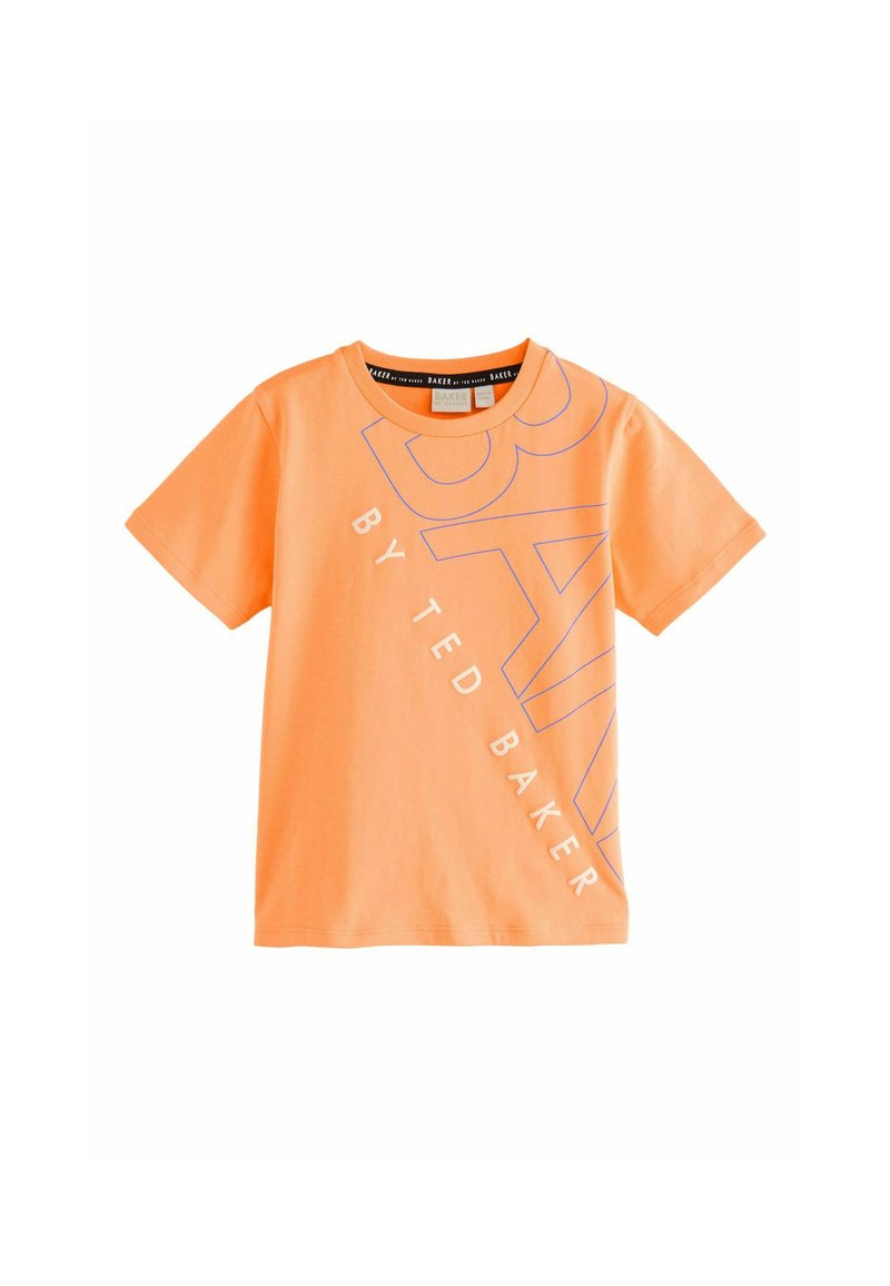 Oranžs kokvilnas T-krekls ar lielu diognālā "BAKER" grafiku gaiši violetā krāsā un "BY TED BAKER" tekstu baltā krāsā. Īsas piedurknes un apaļa kakla izgriezums.