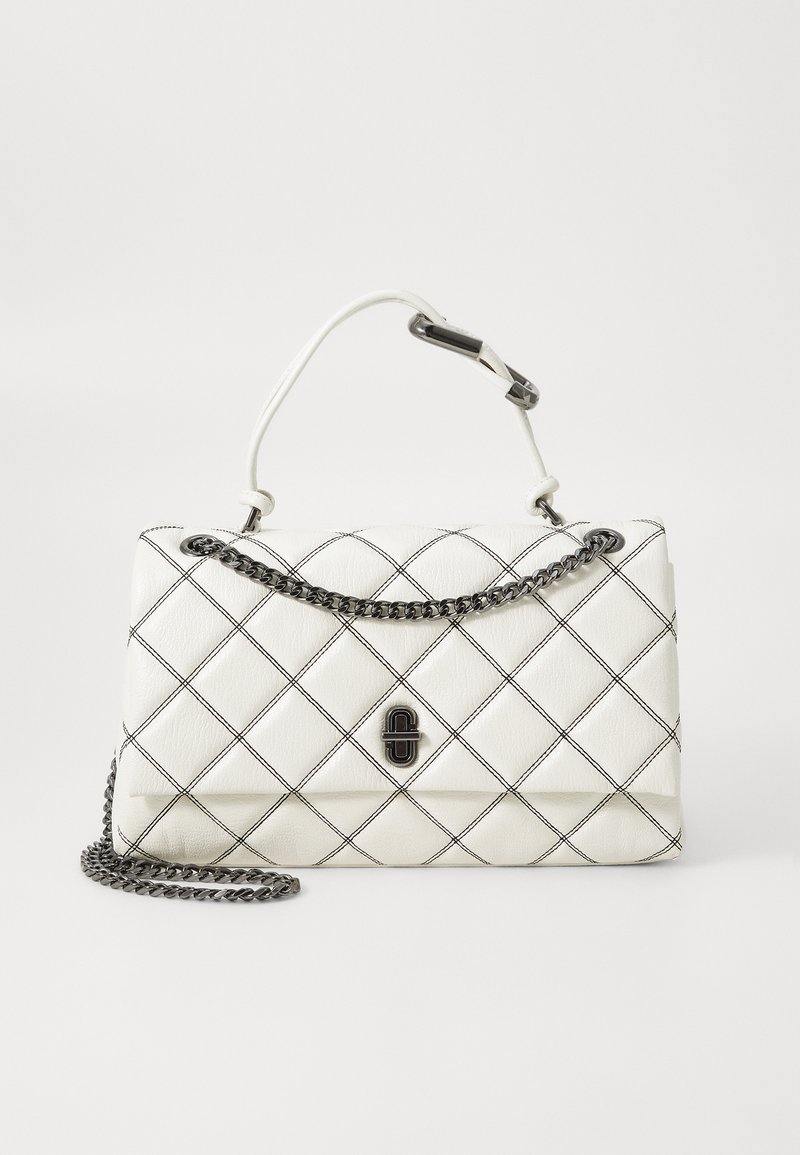 Bolsa de mão branca acolchoada com costura preta, apresentando uma alça de corrente e um fecho de logotipo preto. Textura lisa e design retangular.
