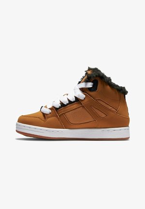 Baskets montantes marron avec lacets blancs, panneaux latéraux texturés, col en fourrure noire et semelle en caoutchouc blanche.