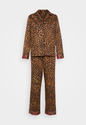 Pajama set v leopardjem vzorcu v rjavi in črni barvi, z ovratnikom in gumbi, ter ravnimi hlačami s potiskanimi manšetami. Gladka tekstura tkanine.