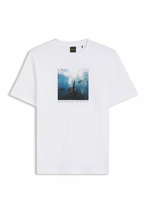 Weißes T-Shirt mit einem quadratischen Motiv eines Tiefseetauchers, der unter Wasser in der Nähe großer Wale und Blasen schwimmt.