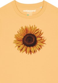 Korte mouwen gele t-shirt met een grote zonnebloemafbeelding in bruin en geel, met een gedetailleerd midden en textuur in de bloemblaadjes.