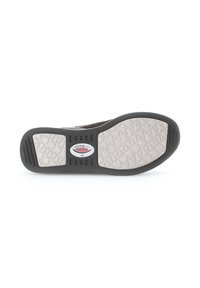 Suela de zapato con una superficie de goma texturizada en gris, que presenta un diseño estampado y una etiqueta de logo central en rojo y blanco.