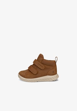 Brun børnesneaker med to velcrolukninger, mesh-ankelkrave og hvid sål, vist fra siden på en ensfarvet hvid baggrund.