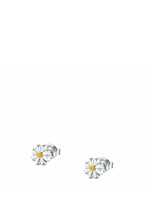 Orecchini a perno in argento a forma di margherite con petali lucidi e piccoli centri gialli, esposti su sfondo bianco.