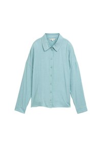 Camisa de botones de manga larga azul claro, hecha de una tela suave, con cuello clásico, corte holgado y cierre de botones en el frente.