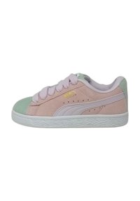 Lage sneakers in roze en mintgroen suede, met witte accenten, een gestructureerde rubberen zool en klassieke branding aan de zijkant.