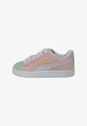 Baskets basses en daim rose et vert menthe, avec des accents blancs, une semelle en caoutchouc texturée et une marque classique sur le côté.