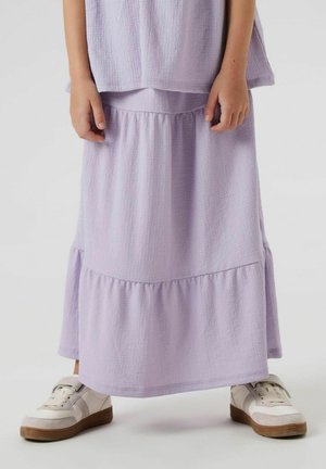 Lila twee-delige outfit met een gestructureerde top en een gelaagde rok. De rok heeft een gerimpelde zoom, in combinatie met witte sneakers.