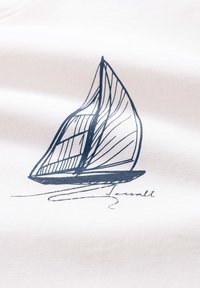 Tela blanca que presenta un dibujo de línea detallado en azul marino de un velero con patrones intrincados en las velas y una firma debajo.