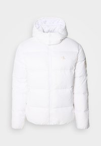 Biała kurtka puchowa z kapturem, zamek z przodu, zamykane na zamek kieszenie boczne, elastyczne mankiety oraz małe logo "cK" na klatce piersiowej i na łatce na rękawie.