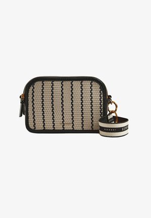 Sac beige à texture tissée avec rayures noires, bordure en cuir noir et quincaillerie dorée. Comprend une sangle détachable avec détail logo.