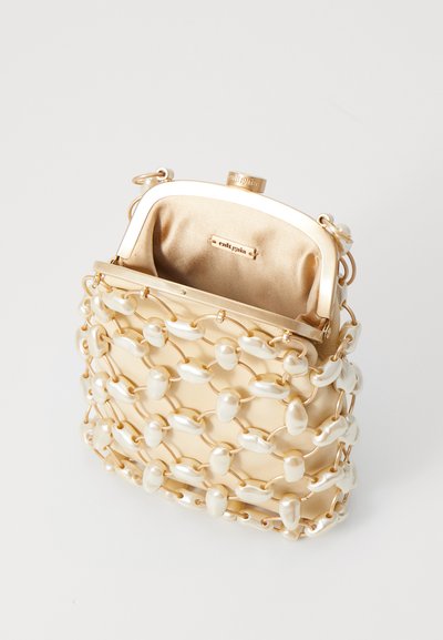 Cult Gaia BRIELLE WRISTLET - Geantă de mână - champagne